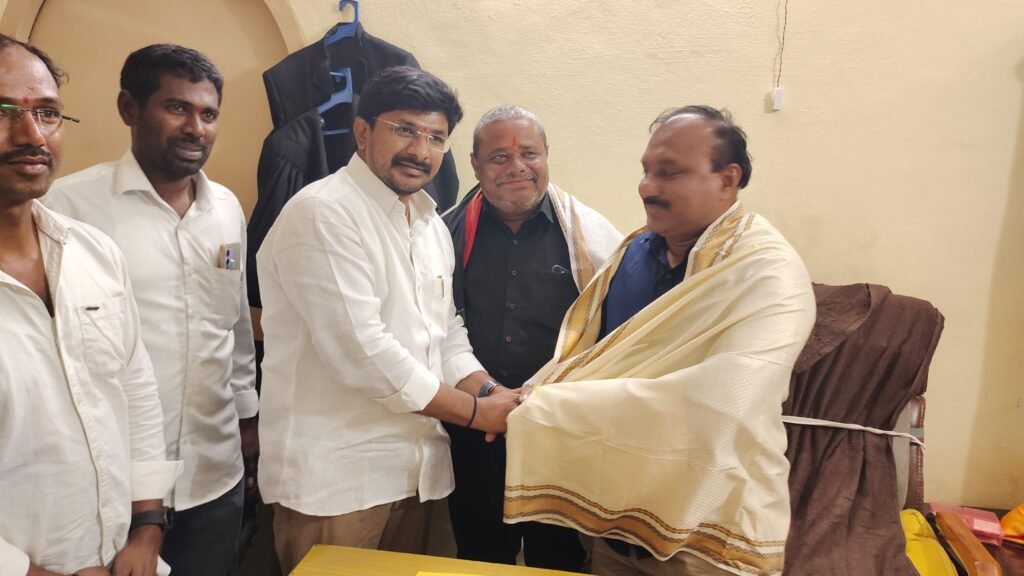 AK Foundation: గవర్నమెంట్ ప్లీడర్లని సన్మానించిన కట్టెబోయిన అనిల్ కుమార్