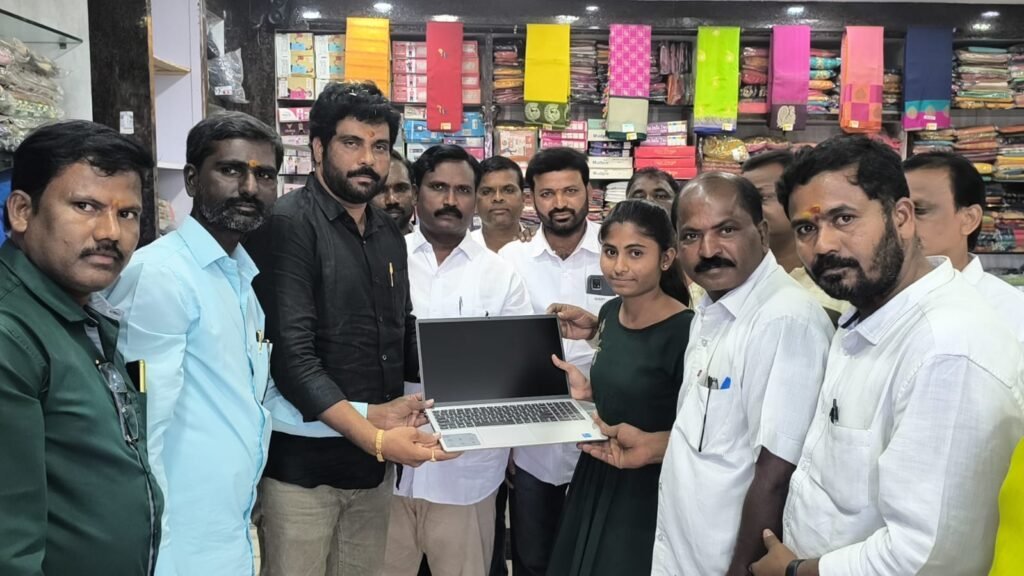 పేద విద్యార్థినికి ల్యాప్‌టాప్ అందజేత