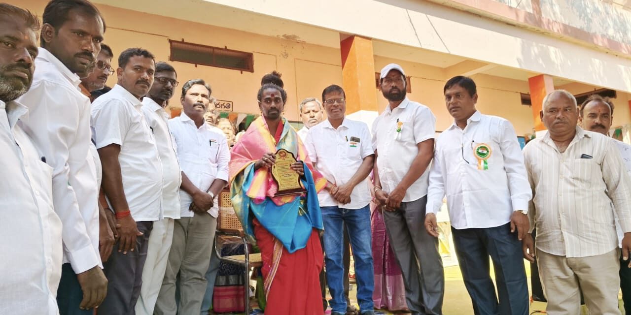 మహనీయులను ఆదర్శంగా తీసుకోవాలి ఆదిత్య పరాశ్రీ గురువు