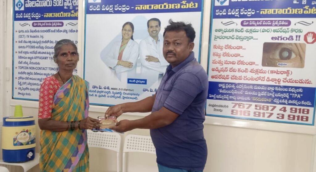 మహిళకు కళ్లజోడును అందజేసిన భీష్మరాజ్ ఫౌండేషన్