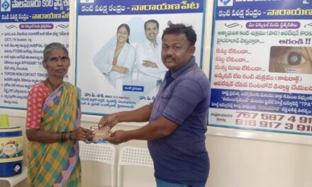 మహిళకు కళ్లజోడును అందజేసిన భీష్మరాజ్ ఫౌండేషన్