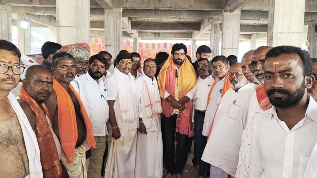 హనుమాన్ దేవాలయంలో ధ్వజస్తంభాన్ని ప్రారంభించిన రాజ్ కుమార్ రెడ్డి