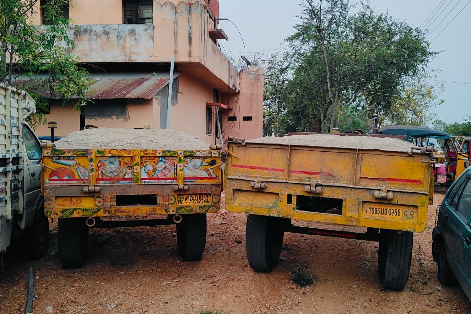 అనుమతి లేకుండా ఇసుక తరలింపు – ఇద్దరు అరెస్ట్, రెండు ట్రాక్టర్లు సీజ్