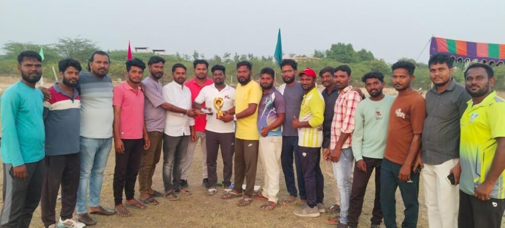 ఎస్‌పీఎల్ క్రికెట్ టోర్నమెంట్ ఫైనల్‌కి దూసుకెళ్లిన గుర్రంపోడు జట్టు