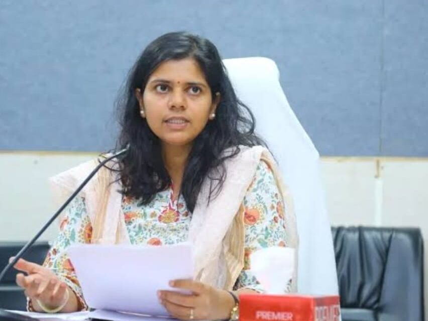 134 మంది పంచాయతీ కార్యదర్శులకు చార్జ్ మెమోలు జారీ చేసిన కలెక్టర్