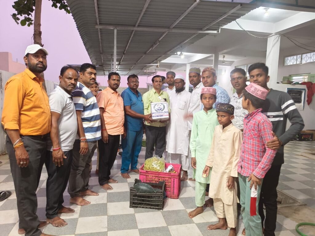 ముస్లిం సోదరులకు పండ్లను పంపిణీ చేసిన భీష్మరాజ్ ఫౌండేషన్