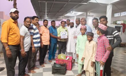 ముస్లిం సోదరులకు పండ్లను పంపిణీ చేసిన భీష్మరాజ్ ఫౌండేషన్