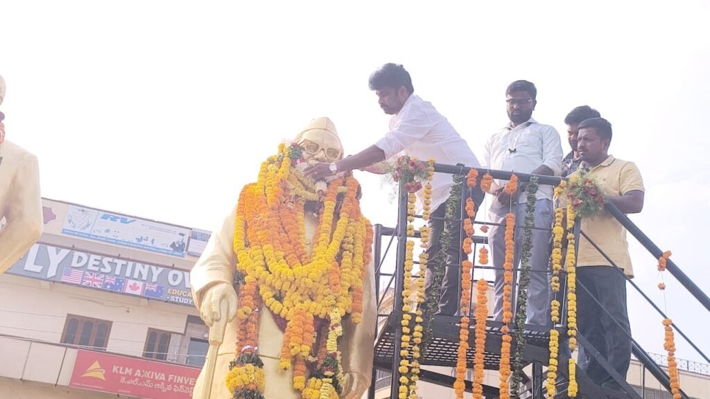 మహనీయుల ఆశయ సాధనకు కృషి చేయాలి : రాజ్ కుమార్ రెడ్డి