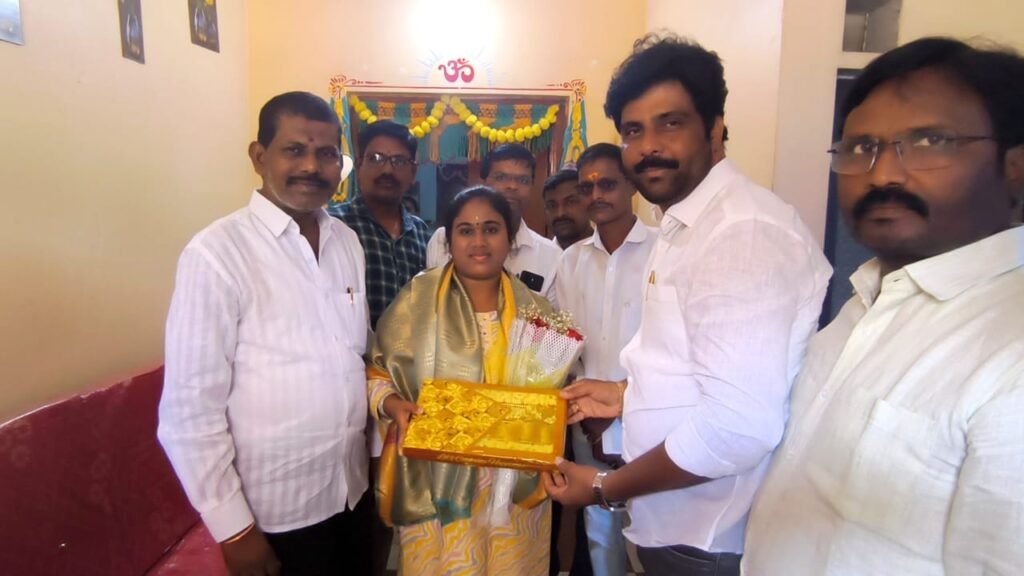 గ్రూపు-1 పరీక్షల్లో సత్తా చాటిన సల్ల వీణను సన్మానించిన రాజ్ కుమార్ రెడ్డి