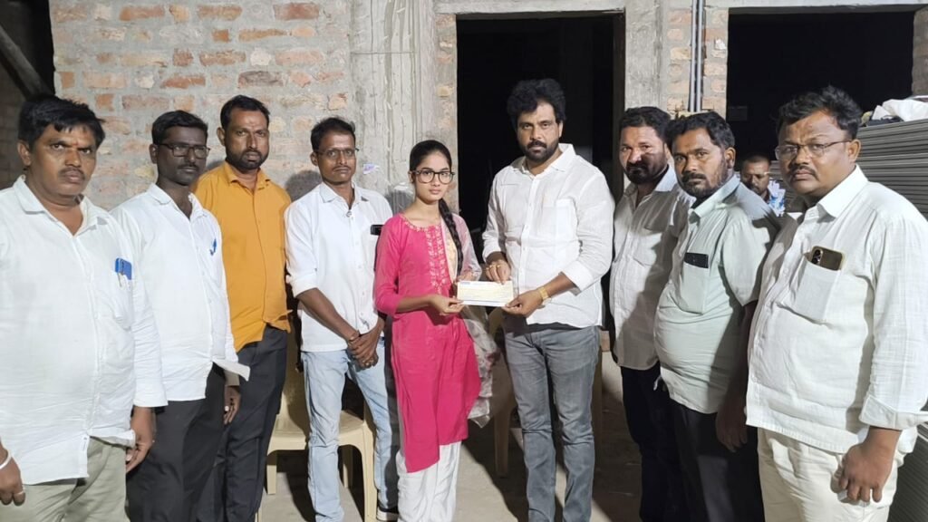 పేద విద్యార్థులకు ఆర్థిక సహాయం: రాజ్ కుమార్ రెడ్డి