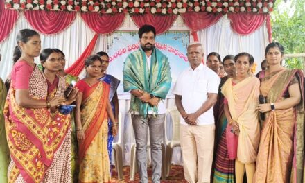 విద్యార్థులతో అక్షరాభ్యాసం చేయించిన రాజ్ కుమార్ రెడ్డి