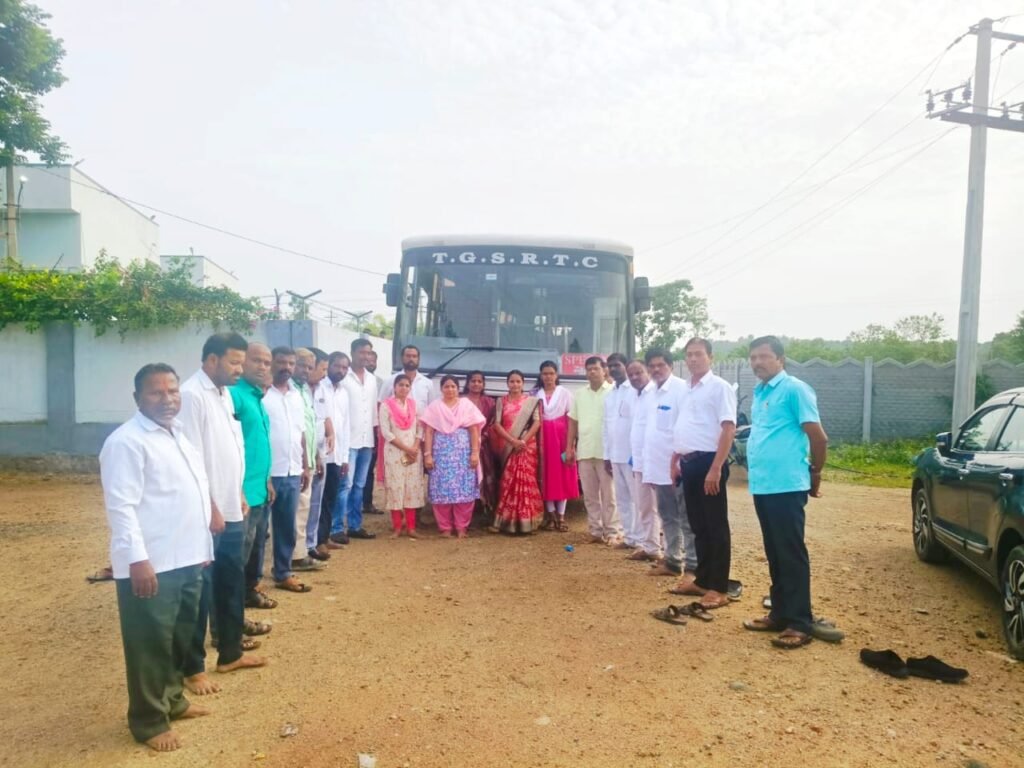 అనాథ విద్యార్థినులను తీర్థ యాత్రలకు పంపిన భీష్మరాజ్ ఫౌండేషన్