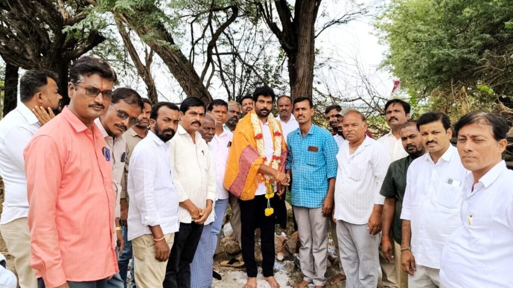 పళ్ల బుజుర్గ్ ప్రాంతంలో నీటి బోరు ఏర్పాటుకు భూమి పూజ చేసిన రాజ్ కుమార్ రెడ్డి