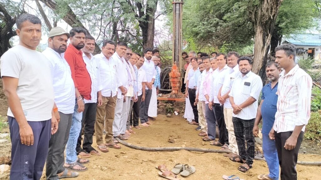 పళ్ల బుజుర్గ్ ప్రాంతంలో బోరు నీటి పనులను ప్రారంభించిన రాజ్ కుమార్ రెడ్డి