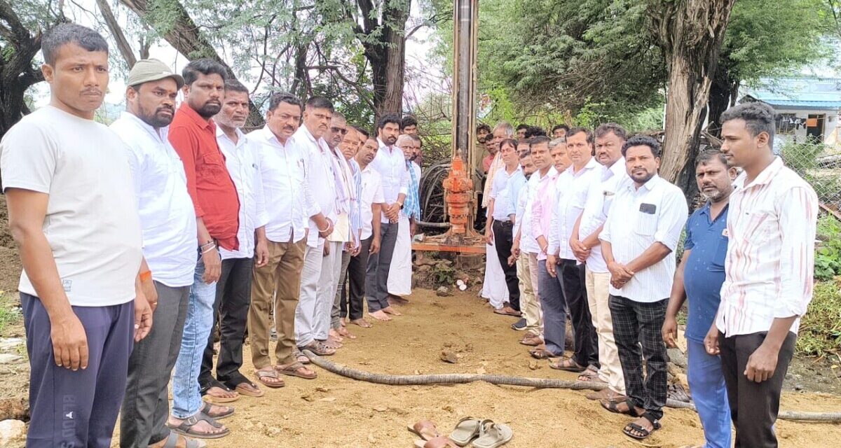 పళ్ల బుజుర్గ్ ప్రాంతంలో బోరు నీటి పనులను ప్రారంభించిన రాజ్ కుమార్ రెడ్డి
