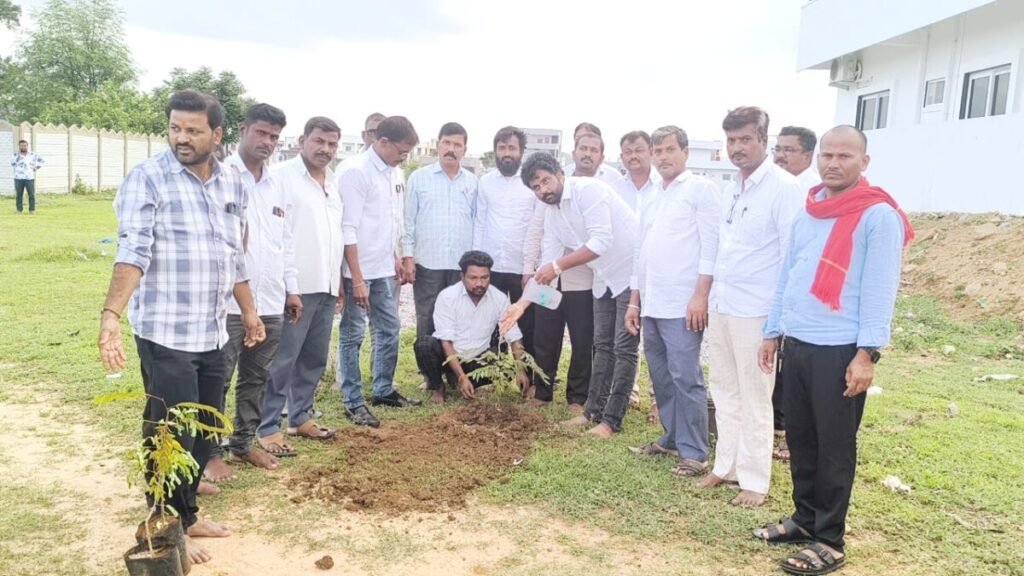 ప్రతిఒక్కరూ మొక్కలు నాటాలి:రాజ్ కుమార్ రెడ్డి