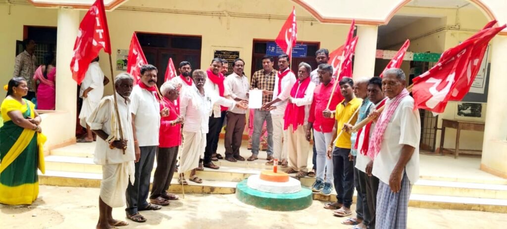 రైతులకు యూరియా అందించాలంటూ నిడమనూరులో సిపిఎం రాస్తారోకో, ధర్నా