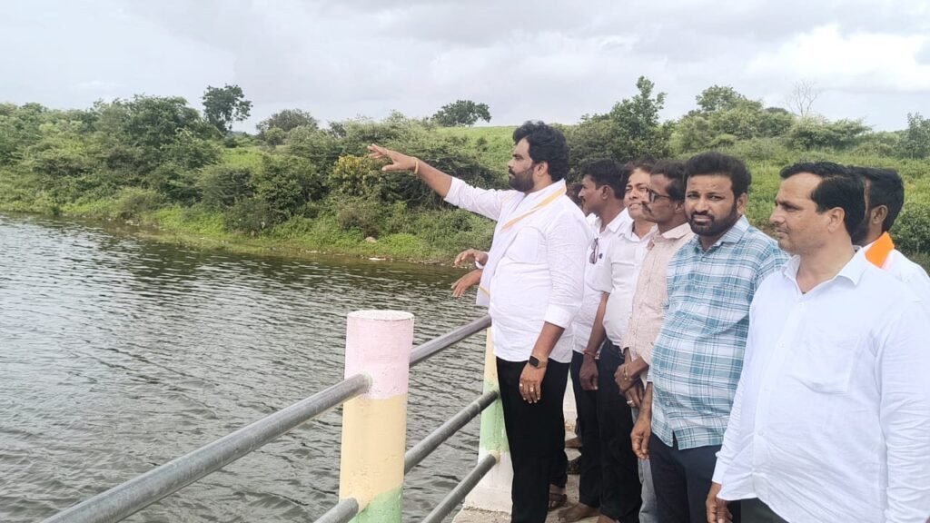 కొండారెడ్డిపల్లి చెరువు ప్రాంతంలో నిమజ్జన ఏర్పాట్లను పరిశీలించిన రాజ్ కుమార్ రెడ్డి