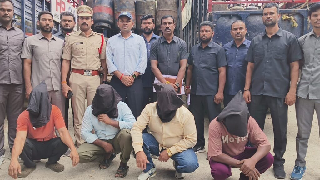 బంజారాహిల్స్ నాగార్జున ఎక్స్ రోడ్ సమీపంలోని స్మశాన వాటికలో గ్యాస్ సిలిండర్లను అక్రమంగా నిల్వ…