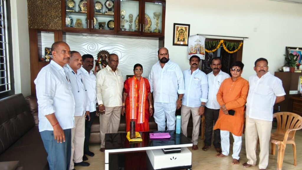 యాదాద్రి ట్రస్ట్ బోర్డు సభ్యురాలిగా పోచబోయిన ఈశ్వరమ్మ యాదవ్‌కు ఘన సన్మానం
