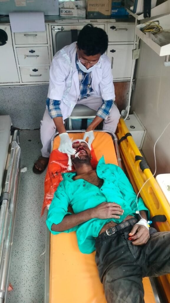 ఆర్టీసీ బస్సు- బైక్ ఢీ ఒకరికి తీవ్ర గాయాలు ప్రాణాలు కాపాడిన 108 సిబ్బంది