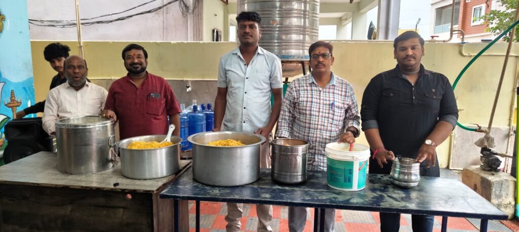 వివాహ వార్షికోత్సవం సందర్భంగా 300 మంది పేద విద్యార్థులకు అల్పాహారం