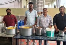 వివాహ వార్షికోత్సవం సందర్భంగా 300 మంది పేద విద్యార్థులకు అల్పాహారం