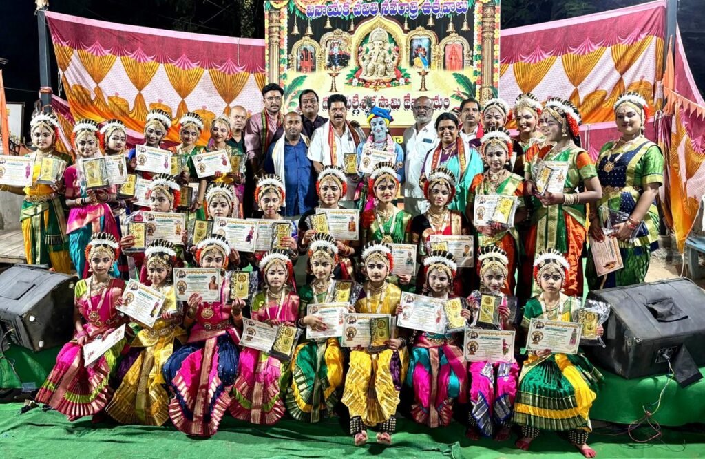 30 మంది చిన్నారులతో ఘనంగా కూచిపూడి నృత్య ప్రదర్శన